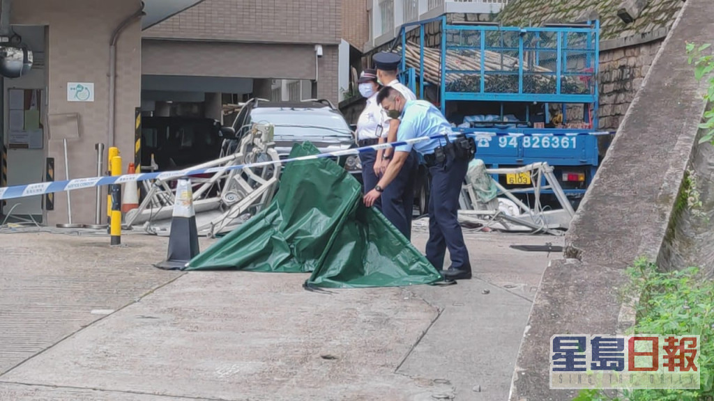 警方利用帳篷覆蓋遺體。