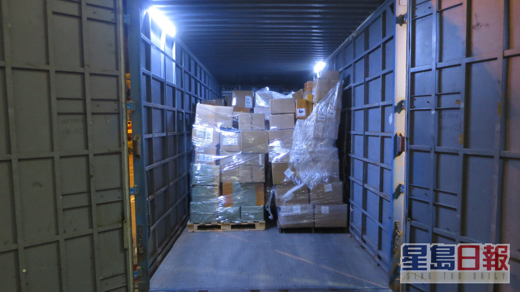 深圳灣管制站一輛懷疑用作運載冒牌貨物的入境貨車遭截查。政府新聞處圖片