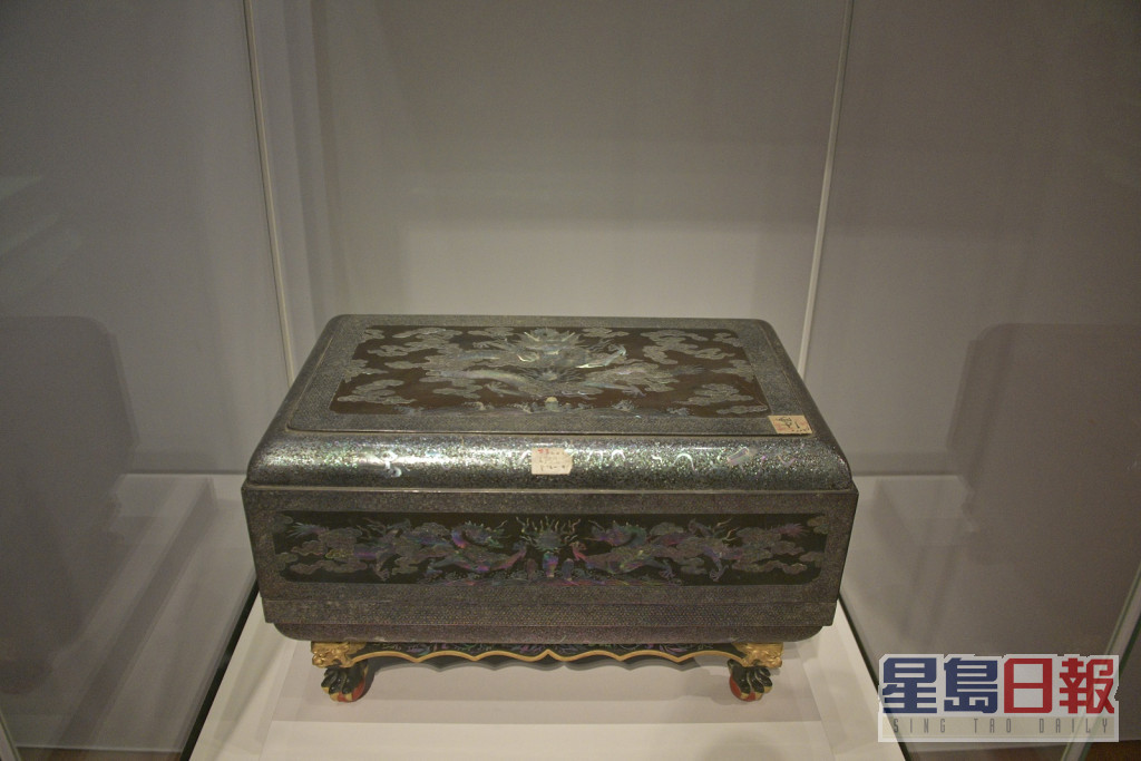 博物館展出二龍戲珠紋長方禮盒。