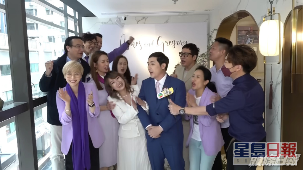 李泳豪举行结婚注册仪式时有大批圈中好友到场。