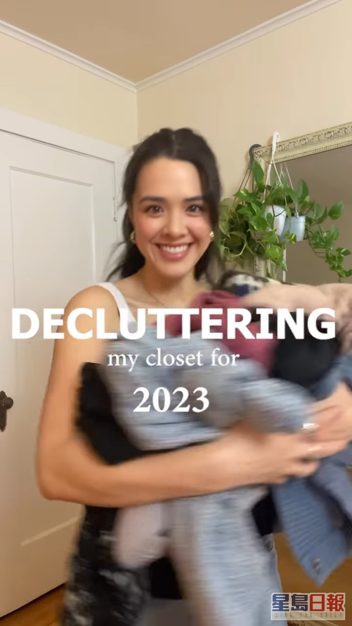 Yasmine开心Share整理衣物的短片。