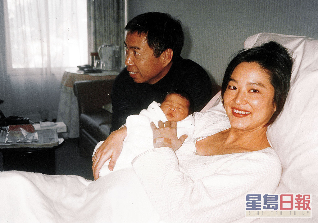 林青霞分别于1996年及2001年为邢李㷧诞下女儿邢爱林及邢言爱。