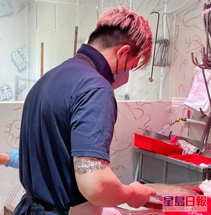 用心打理緊豬肉事業嘅威威日前被fans發現右臂紋咗「威威豬」圖案。