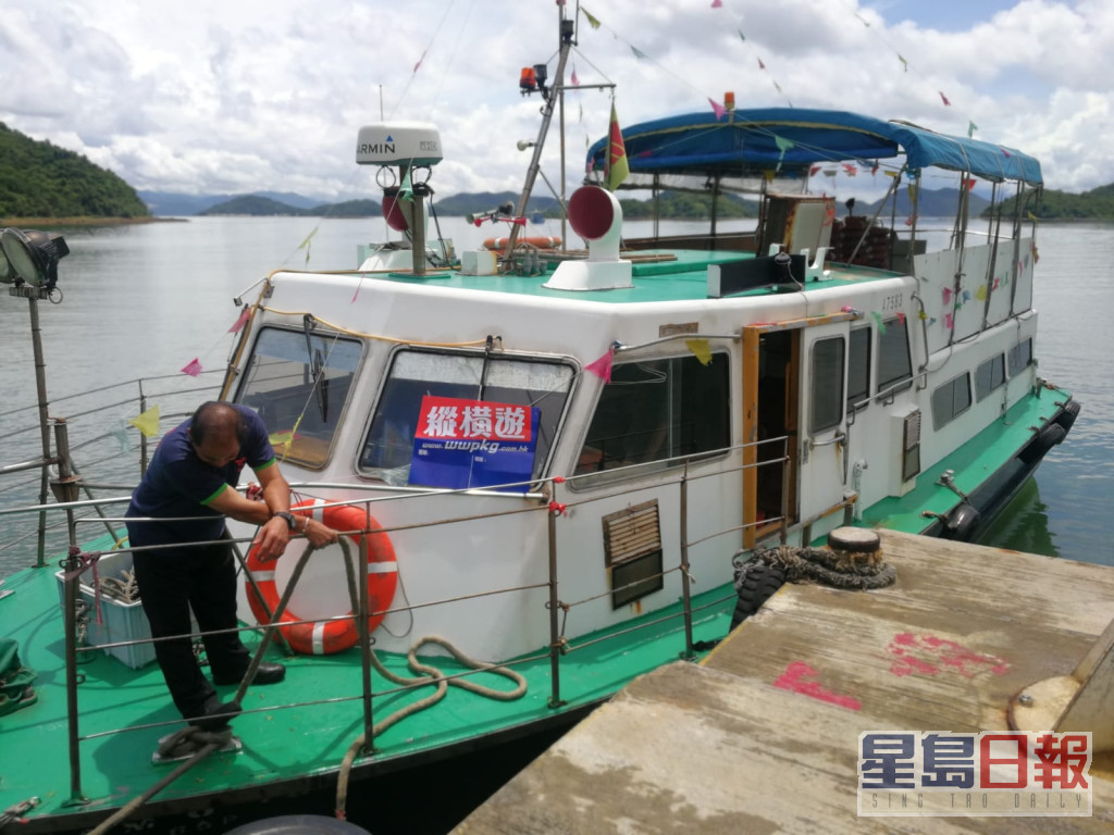 團友可乘搭包船，暢遊「香港小桂林」印州塘。