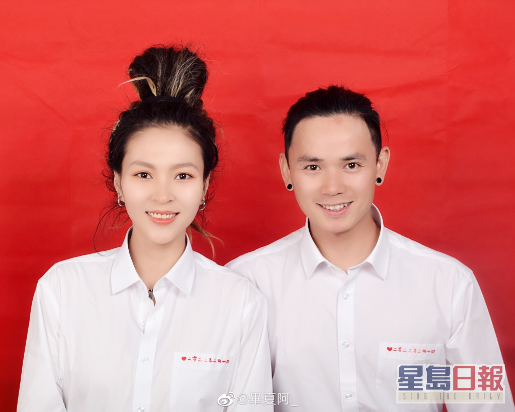 张恒远去年才与同为汪峰战队的女歌手毕夏（左）结婚。