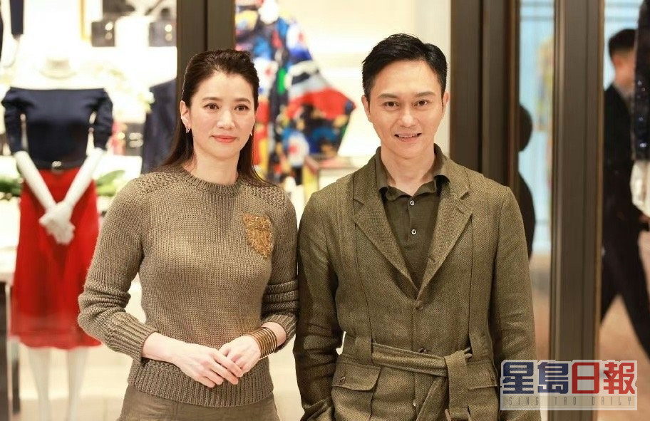 张智霖和袁咏仪被网民拍下的原相机生图被网上疯传。