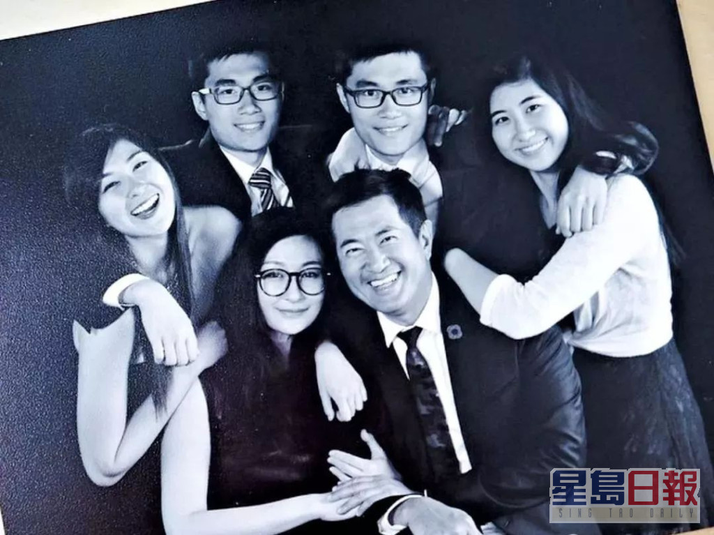 鄧梓峰的4名子女均在美國波士頓大學畢業。