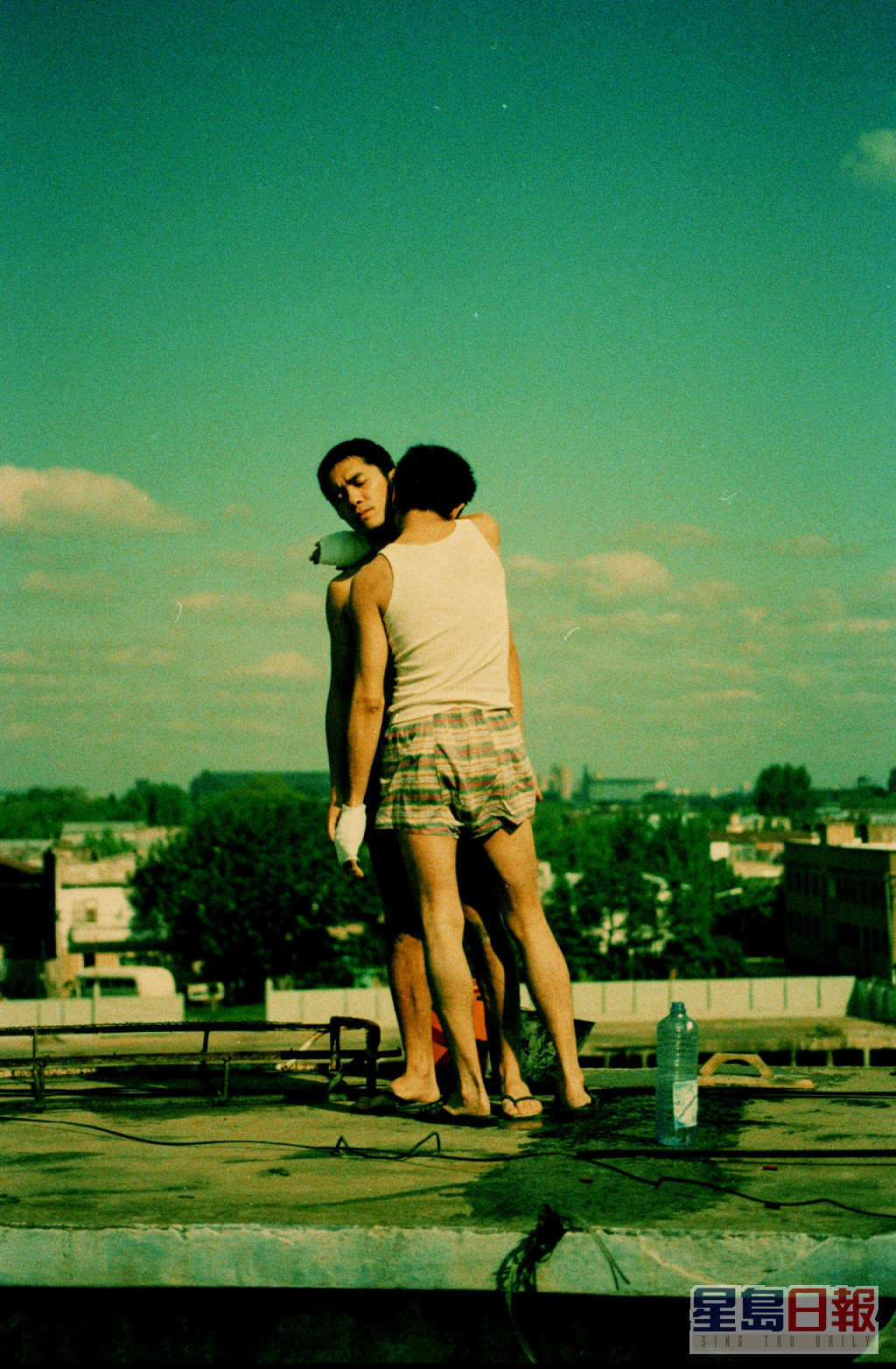 1997年张国荣与梁朝伟在王家卫执导的《春光乍泄》饰演一对同性恋人，故事由香港讲到地球另一边的阿根廷布宜诺斯艾利斯。