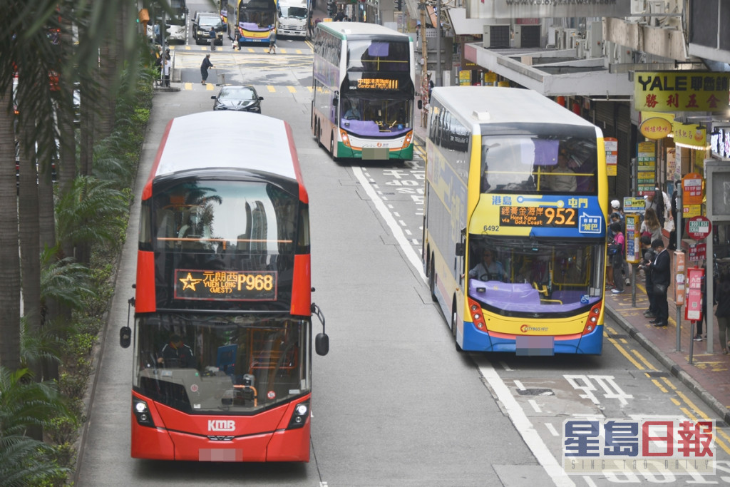 运输署表示巴士公司陆续在各巴士站、巴士总站及公共运输交汇处张贴通告。资料图片