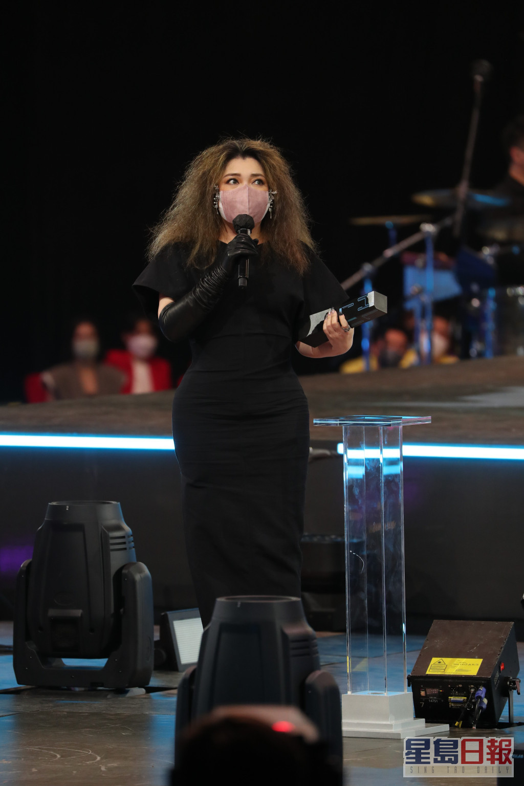 Serrini夺得女歌手银奖。