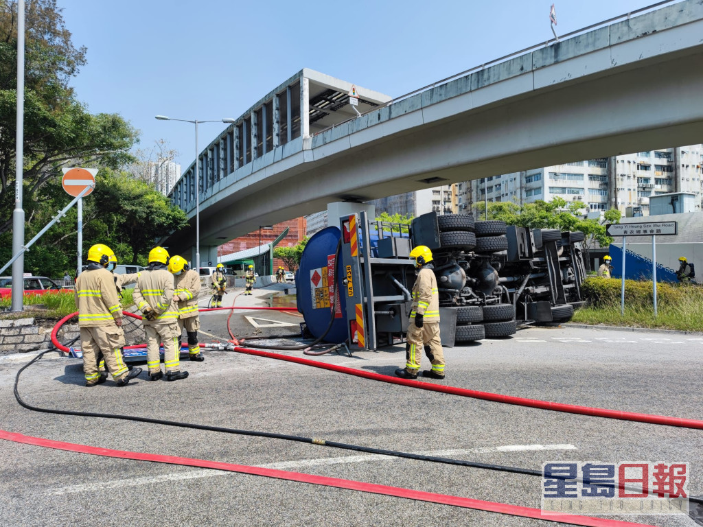 消防正不停向運油車射水降溫。梁國峰攝