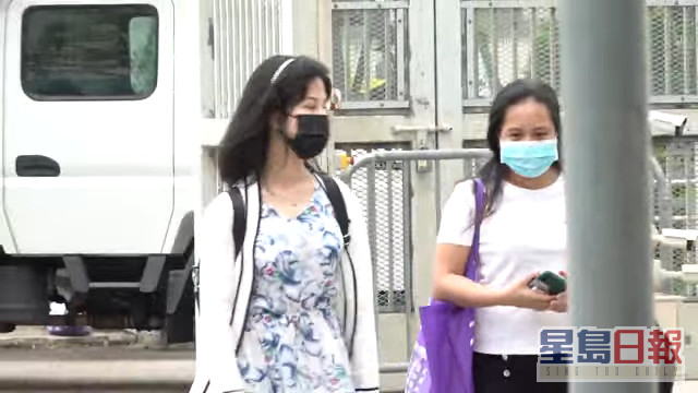 孭住大背囊的Nicole，在工人姐姐陪同下步行至TVB大门。