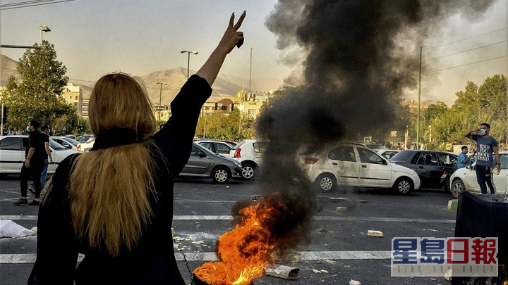 德黑兰有示威者纵火堵路。AP资料图片