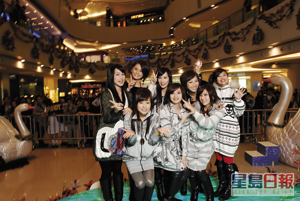 吴映洁（后右）曾是台湾女子组合「黑涩会美眉」成员。