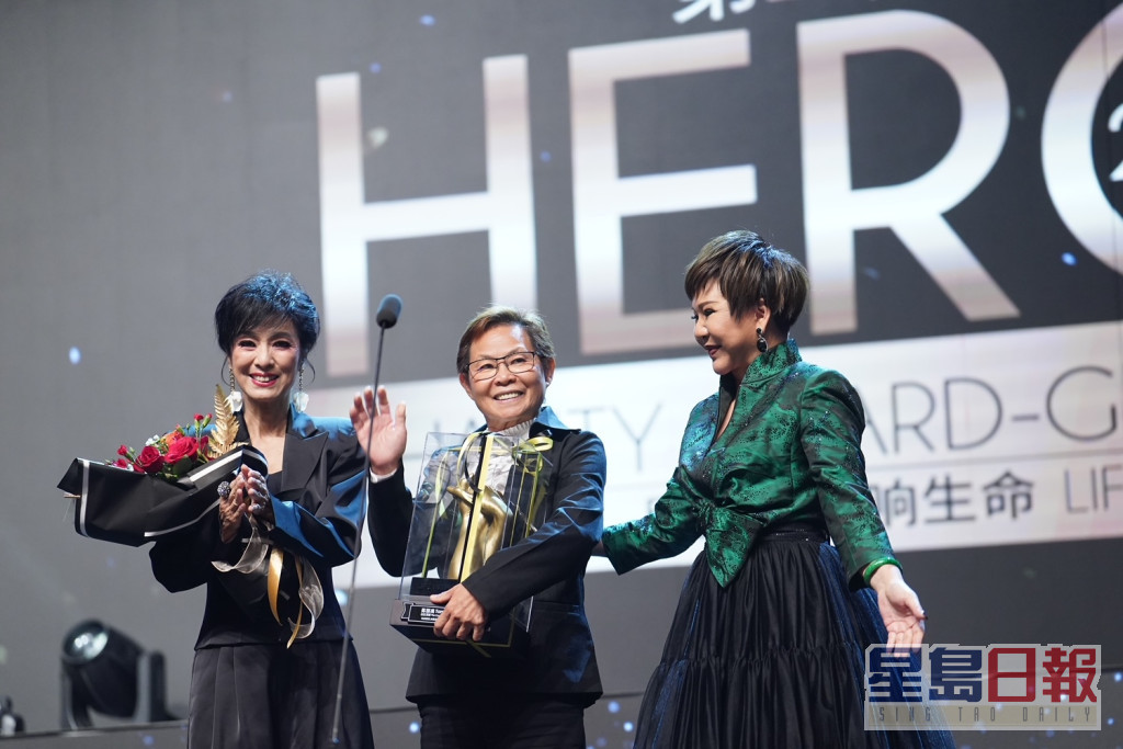 米雪及亚视主席兼执行董事赖彩云拿督斯里齐颁奖予无名英雄。