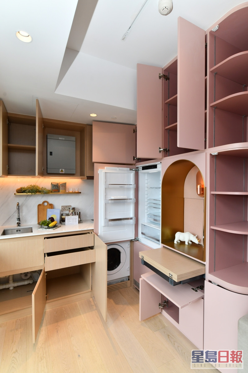 厅堂及厨房均设有多组储物柜，提供充裕的空间置物。（28楼C室）