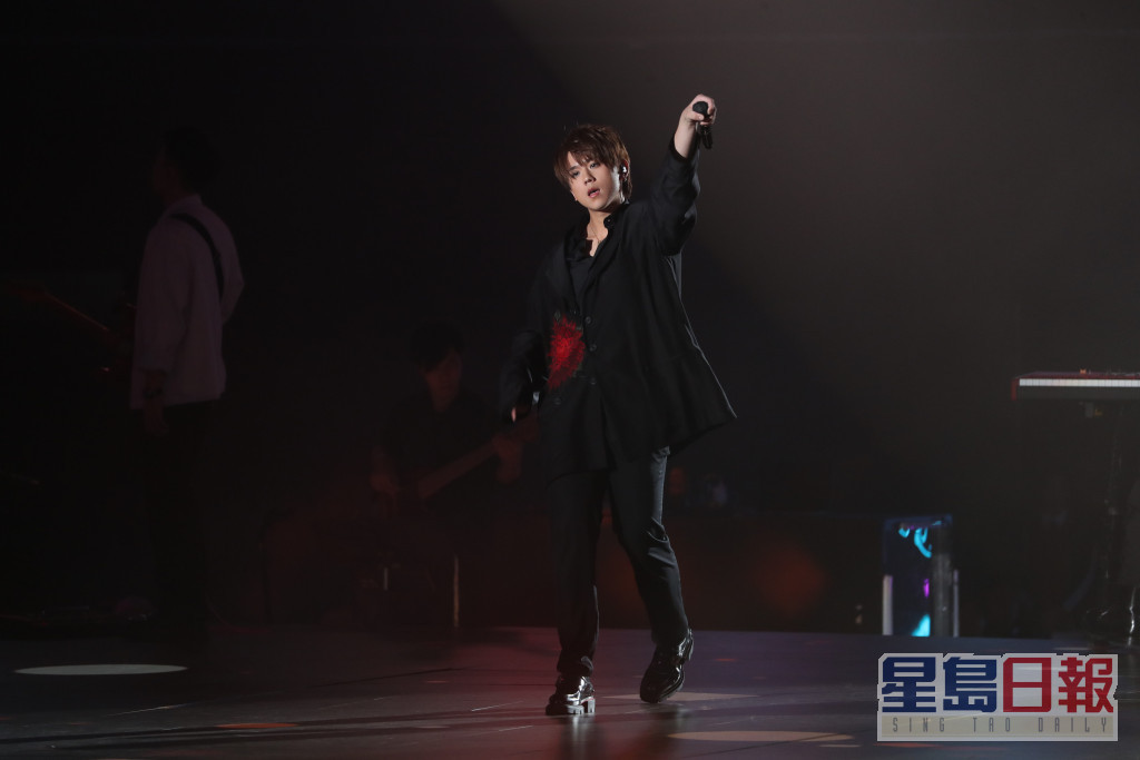 姜涛出场跳唱《Master Class》。