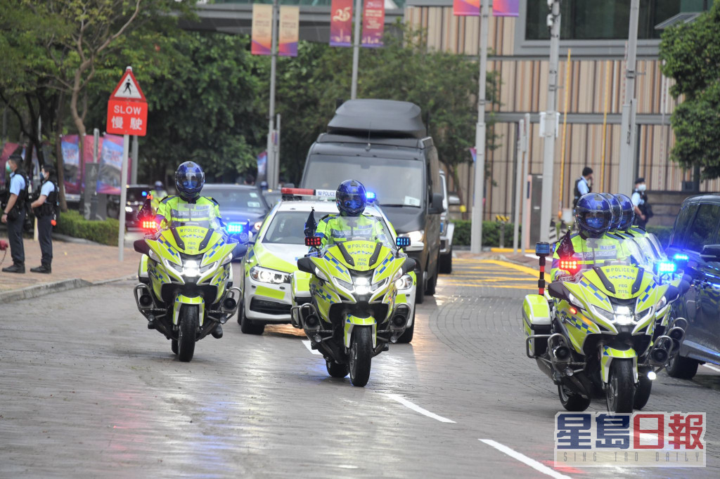 警方車隊護送習近平座駕抵達科學園。