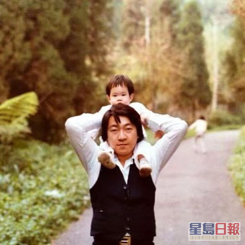 吴建豪曾分享童年与爸爸的照片。
