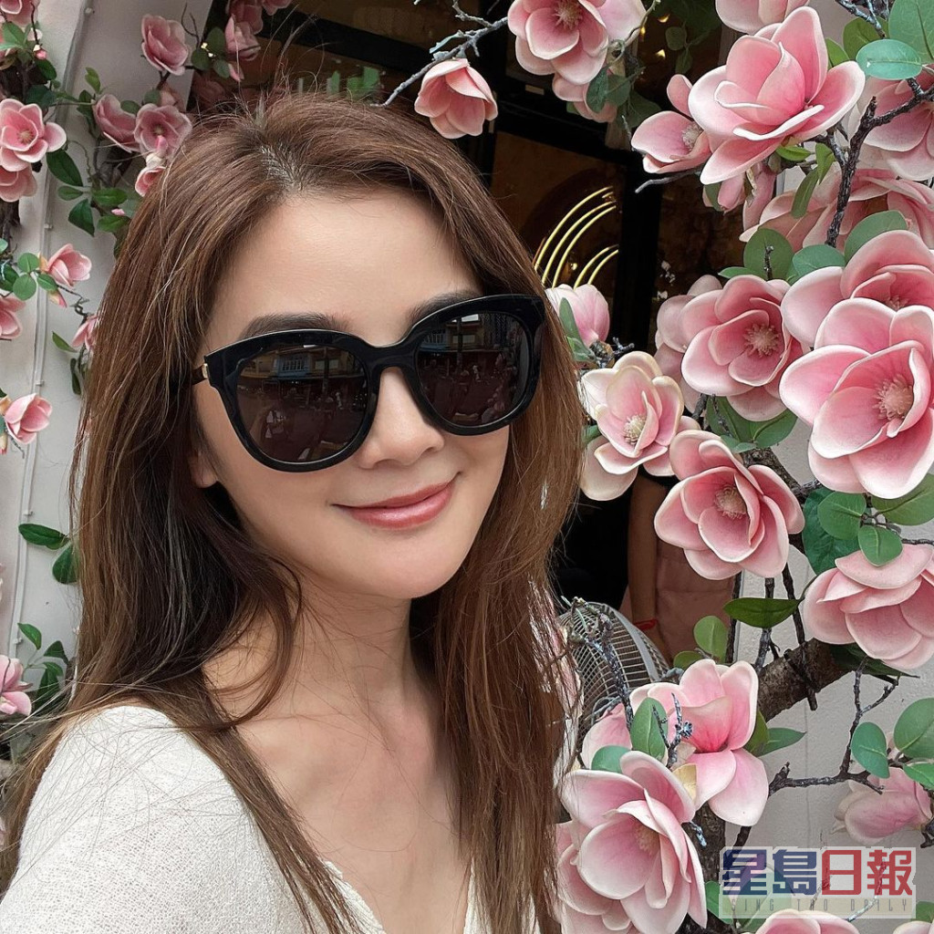 蔡卓妍再于社交网贴出Family trip照片。