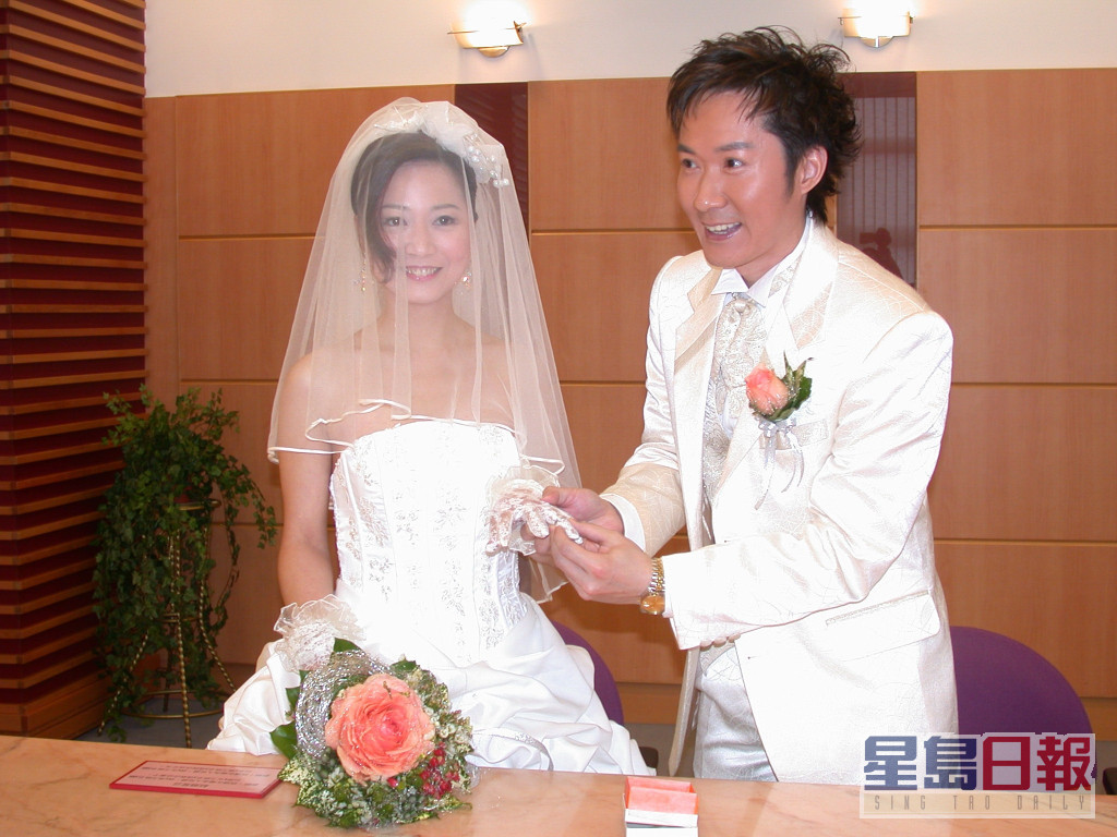 在2006年同女友胡樱汶结婚。