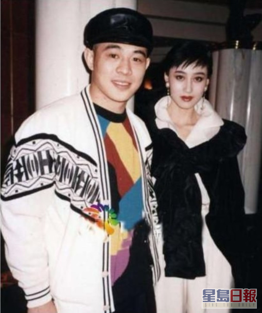 李连杰在1988与利智拍《龙在天涯》订情，其后他与黄秋燕离婚，到了1999年于美国结婚并育有两个女儿。