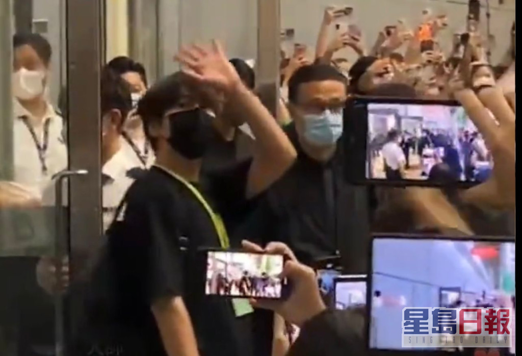 圭贤喺机场同香港fans挥手。