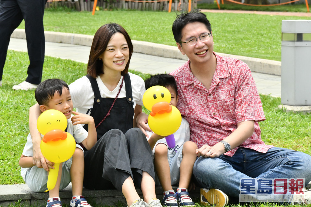 不少市民带同子女前往中环海滨观看黄鸭。禇乐琪摄