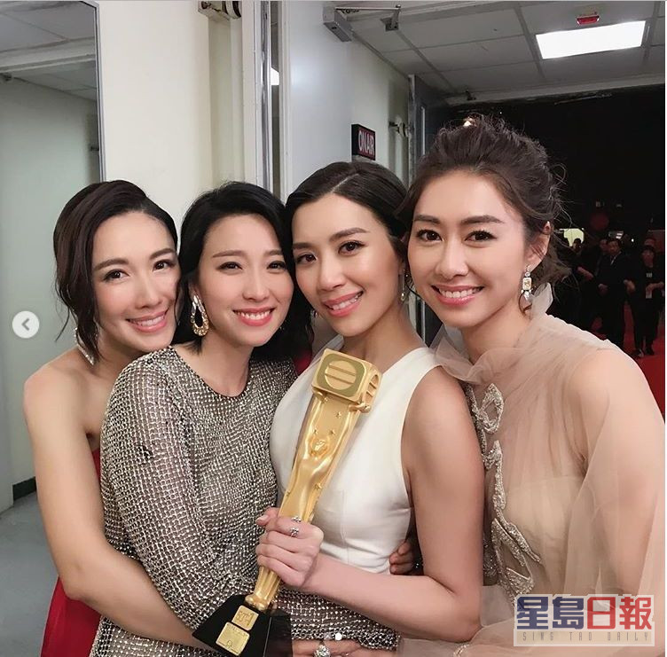 2018年黄智雯成为星马双料视后，获「胡说八道会」一众好姊妹吻贺。