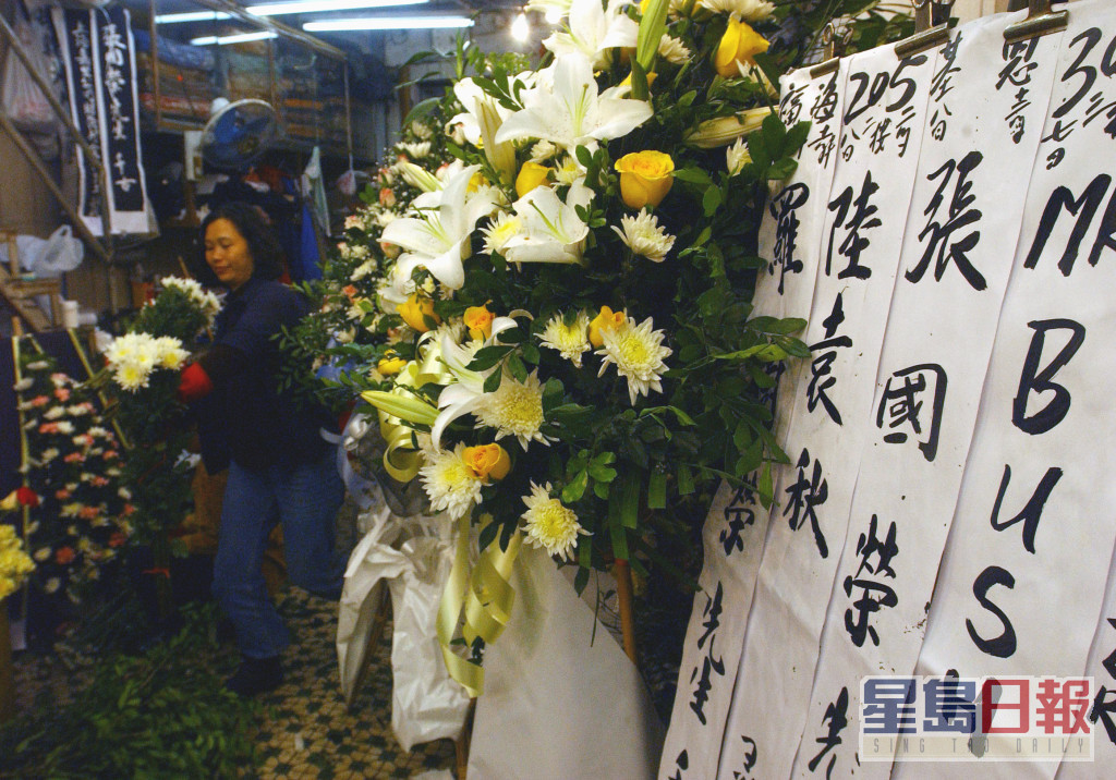据指当时市面上的白色花束更一度卖到断市。
