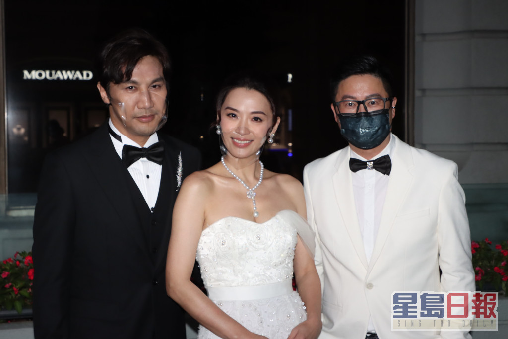 陈炜去年9月嫁医生陈国强的婚纱亦是有何国钲设计。​