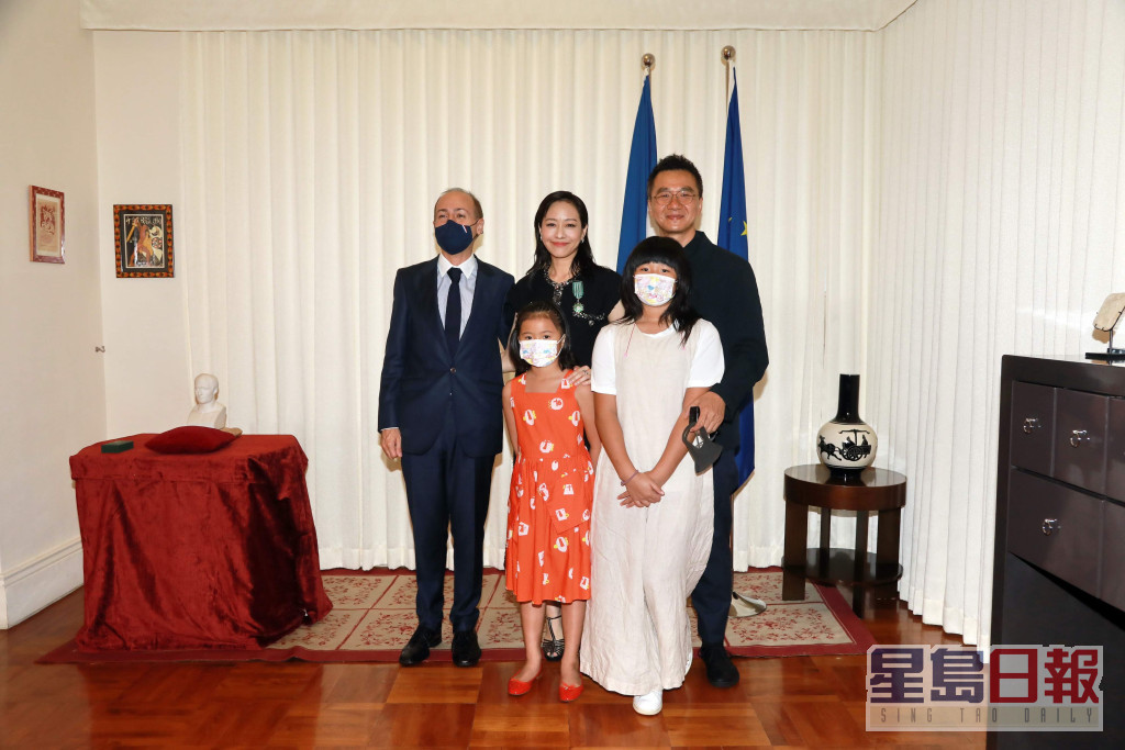 嘉欣跟導演丈夫袁劍偉結婚12年，育有兩女。
