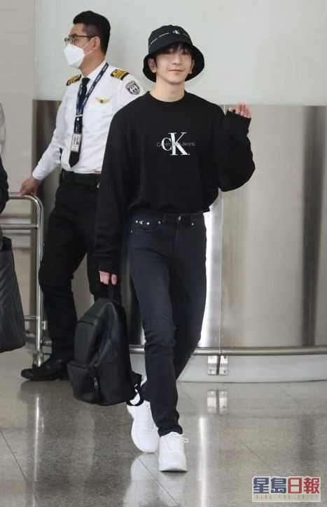 卢瀚霆今早现身机场出发到韩国首尔出席品牌活动。