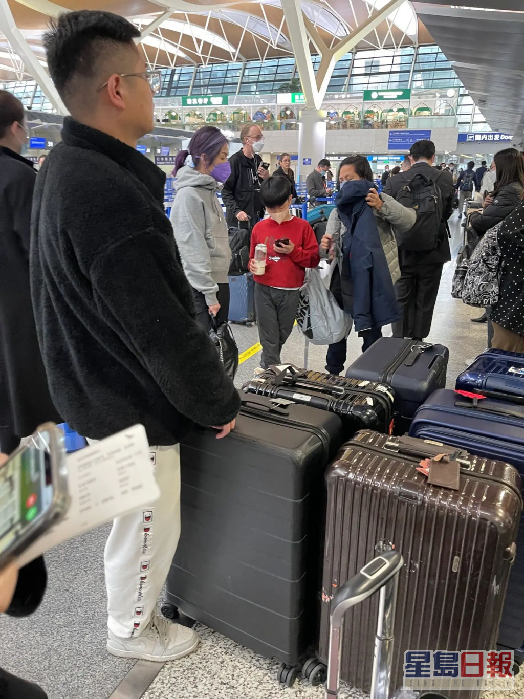 杨千嬅前日于上海蒲东机场，被拍到凑仔返港，不过内地网民狂踩她变老。