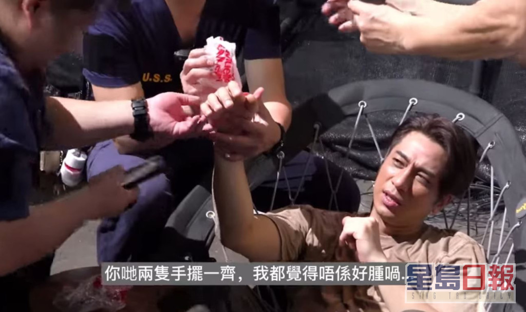 吴卓羲右手不慎受伤流血。 