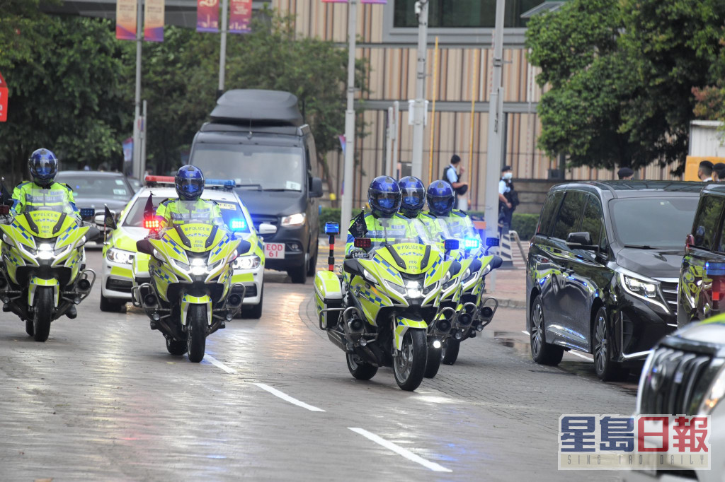 警方车队护送习近平座驾抵达科学园。