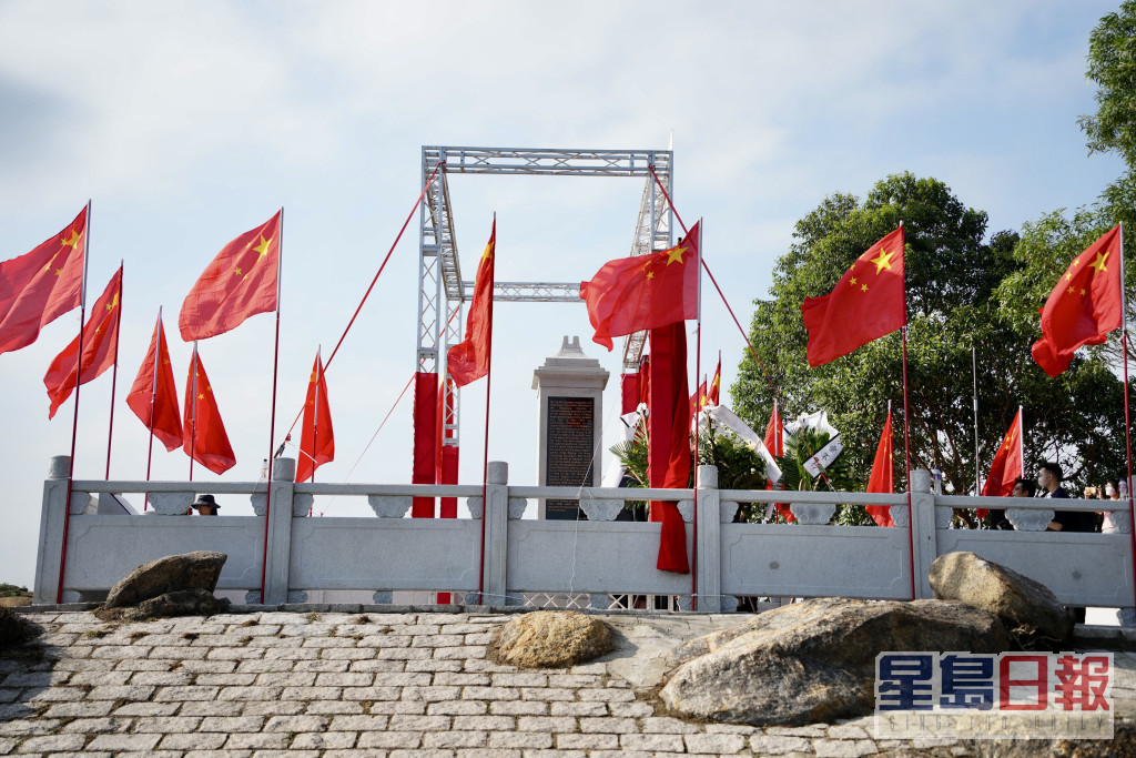 刘春祥抗日英雄群体纪念碑位于屯门龙鼓滩中华白海豚了望台。苏正谦摄