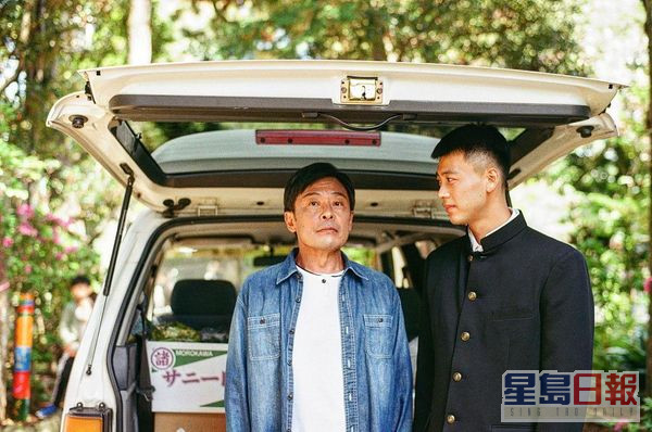 首集中竹內涼真父親（左）因車禍身亡。