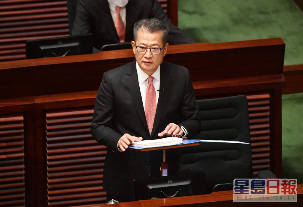 陳茂波到立法會宣讀財政預算案。盧江球攝