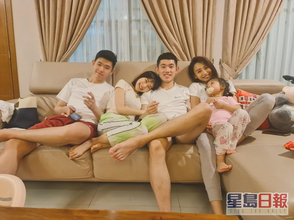 林明禎（左二）跟家人感情好好。  ​