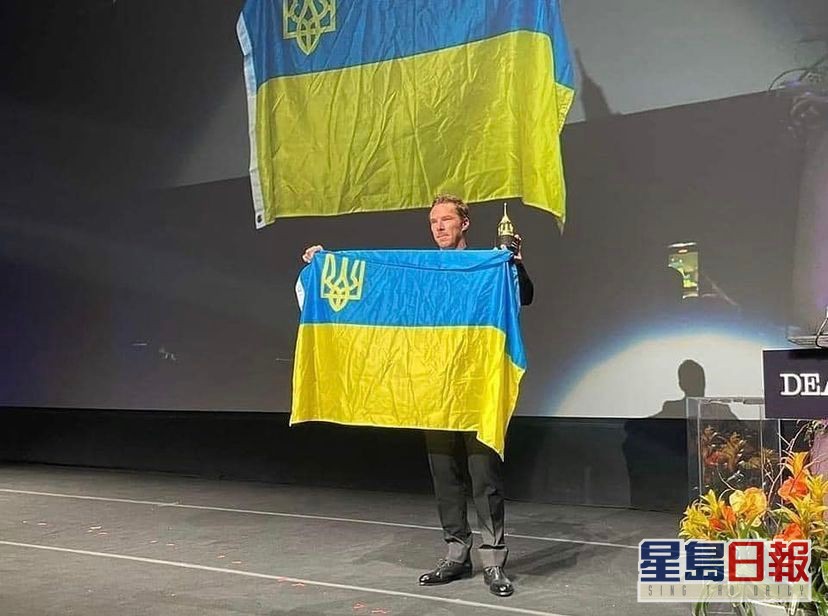 前日，班尼狄在圣芭芭拉电影节拉起乌克兰国旗。