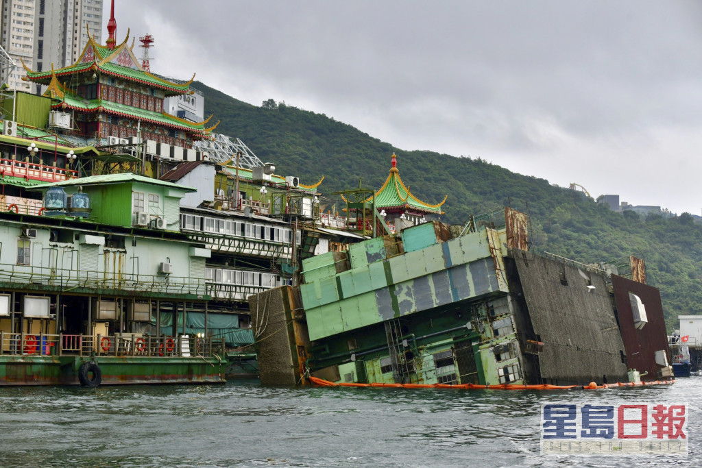珍宝海鲜舫移离香港水域后只留下太白海鲜舫和倾侧厨房船。资料图片