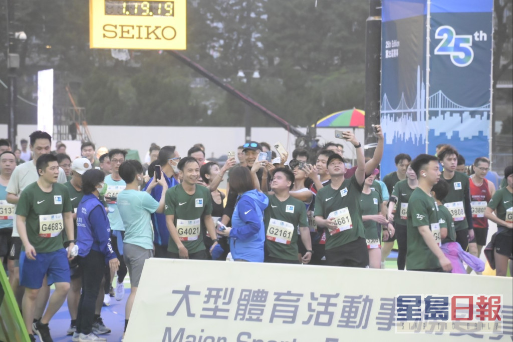 周润发日前参加渣打马拉松10公里赛，全程任影唔嬲。