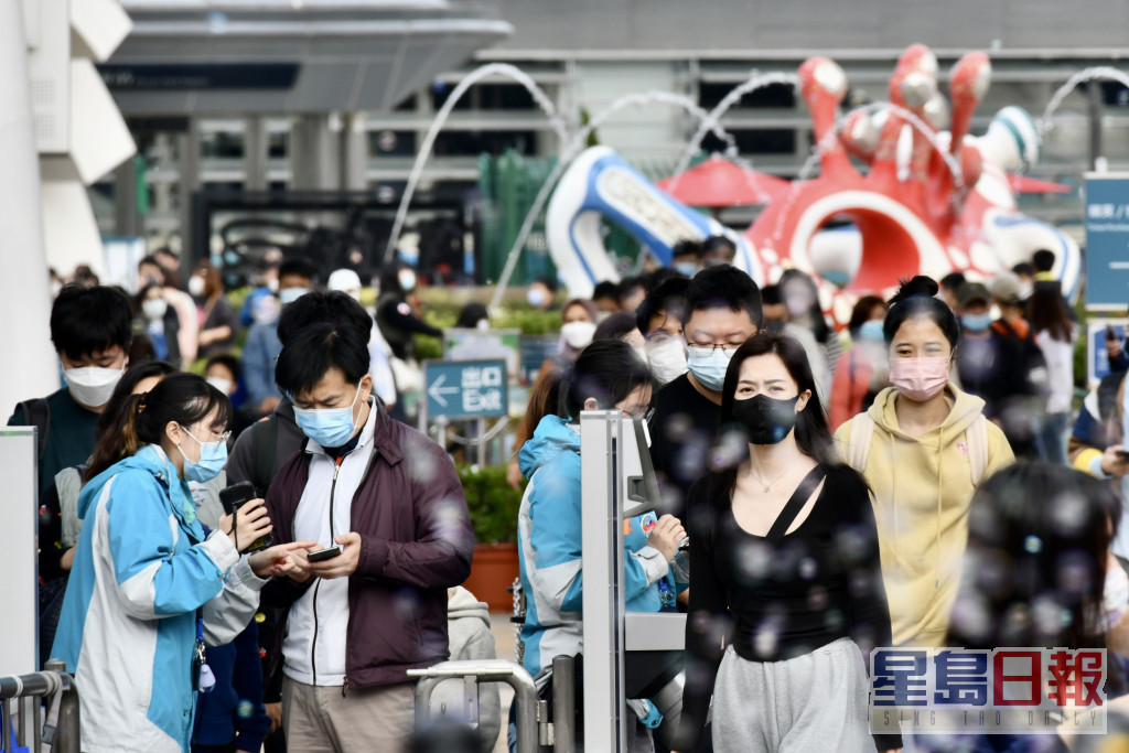 首个内地至公园点对点旅行团于今早在莲塘口岸集合。卢江球摄