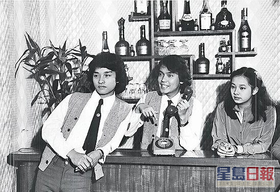 1978年《屋檐下之十五．十六》中，张国荣与贾思乐合作。