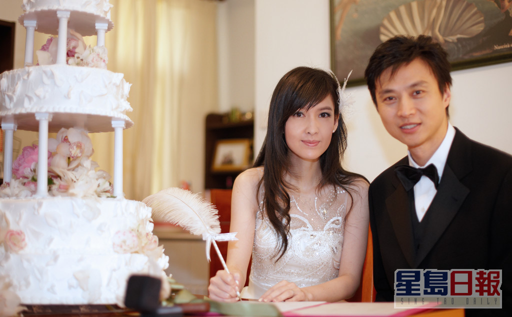 最轰动的一次是在2008年被拍到在兰桂坊激咀城大内地生张茆，周慧敏更宣布分手，不过13日后两人极速复合宣布结婚。