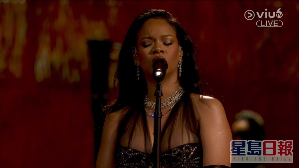 大住肚的Rihanna出場表演《黑豹2：瓦干達萬歲》最佳原創歌曲提名的《Lift Me Up》。