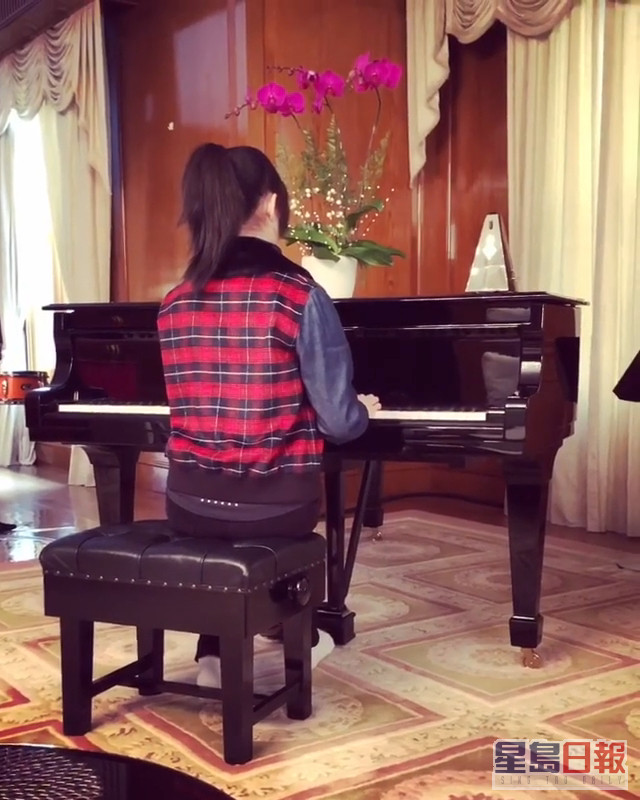 多才多艺的刘秀盈还会唱歌弹琴。