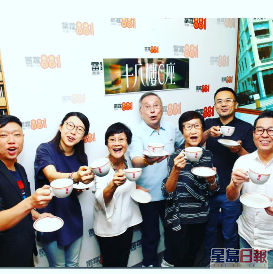 《十八樓C座》是商台的長壽廣播劇，馮志豐（右二）身兼節目監製及聲演「孻表叔」。