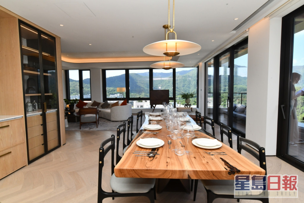 饭厅设原木长餐枱，贯彻大自然设计风格。